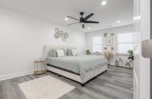 Ellenwood House | Big Modern Family Home On 1 Acre Land w Firepit & Grill
