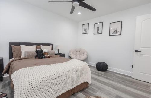 Ellenwood House | Big Modern Family Home On 1 Acre Land w Firepit & Grill