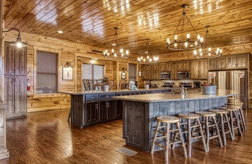 Gatlinburg - Pigeon Forge Cabin | BIG MOOSE LODGE! 16 Bedrooms, LOADED!