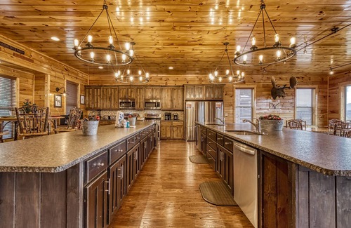 Gatlinburg - Pigeon Forge Cabin | BIG MOOSE LODGE! 16 Bedrooms, LOADED!