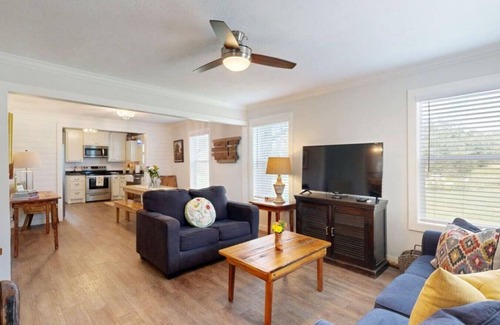 Wellborn House | Big Oak Farmhouse - TAMU 8 Miles