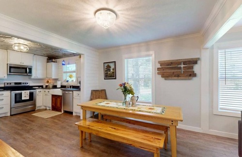 Wellborn House | Big Oak Farmhouse - TAMU 8 Miles