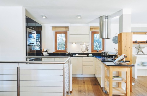 La Villa Ski Chalet | Big, open plan, family friendly chalet near to walks, cycling & local amenities