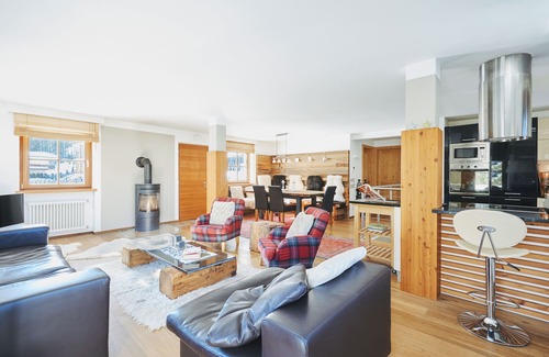 La Villa Ski Chalet | Big, open plan, family friendly chalet near to walks, cycling & local amenities