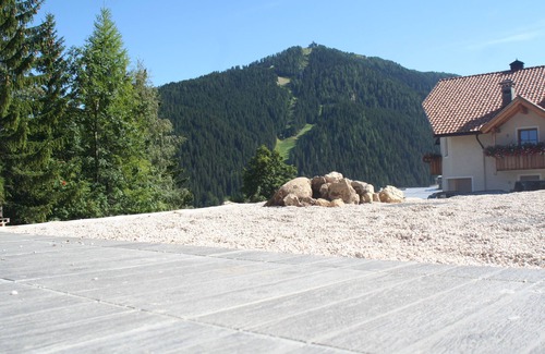 La Villa Ski Chalet | Big, open plan, family friendly chalet near to walks, cycling & local amenities