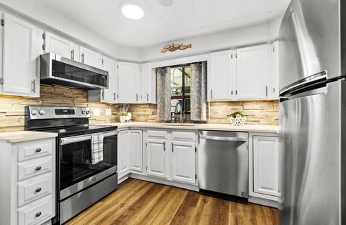 Downtown Knoxville Boat Rental | Big Orange Jr. houseboat @ Vol Landing nWalk to stadiumnFree parkingnBoat 2 of 2