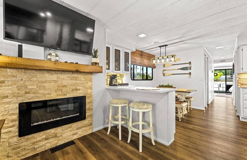 Downtown Knoxville Boat Rental | Big Orange Jr. houseboat @ Vol Landing nWalk to stadiumnFree parkingnBoat 2 of 2