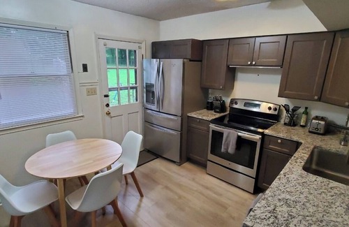 Southwest Raleigh House | big parking -2-bedroom with AC and WiFi in brilliant Raleigh