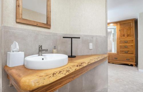 Springville House | Big Pine Suite CN Lodge R#1