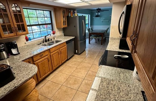 East County Civic Group House | Big Pool, Yard & Pet friendly