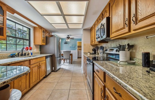 East County Civic Group House | Big Pool, Yard & Pet friendly