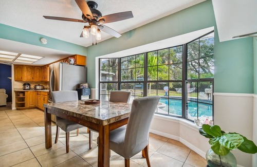 East County Civic Group House | Big Pool, Yard & Pet friendly