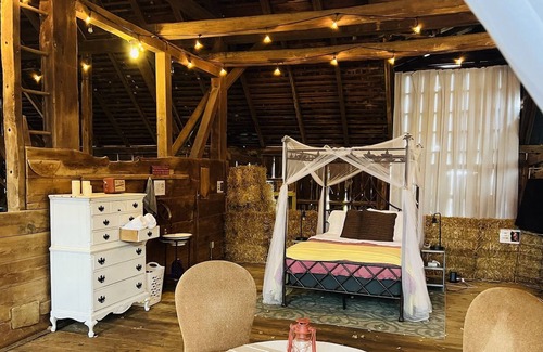 Keedysville House | Big Red Barn Glamp Fire Pit, Grill, Heated Mattress, Ask about Pool