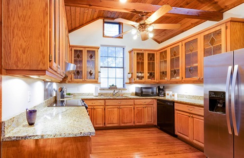 Boerne House | “Big Red”- Boerne Farmhouse, walk to Main Street!