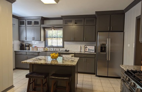 Frankston House | Big Red Comfortable, welcomes pets, & sleeps 6