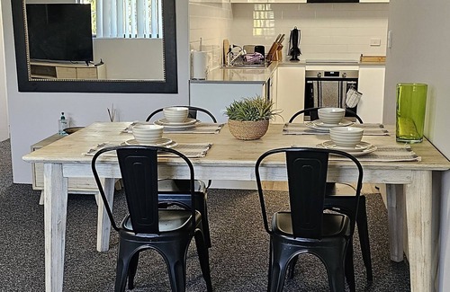 Southport Apartment | BIG renovated apartment in central location FREE WiFi and parking
