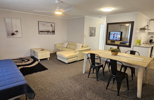 Southport Apartment | BIG renovated apartment in central location FREE WiFi and parking