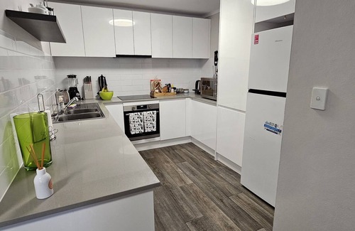 Southport Apartment | BIG renovated apartment in central location FREE WiFi and parking