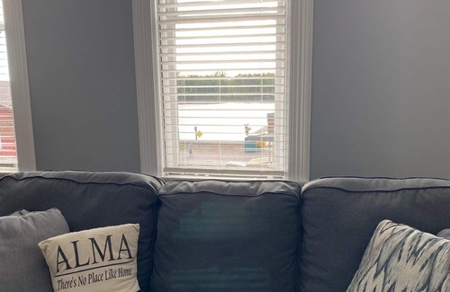 Alma House | Big River Suite - Spacious 2-level suite in Alma