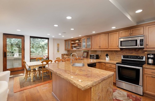 Aspen Condo | Big Savings, More Nights! 15% off 3 night stays thru Dec 14