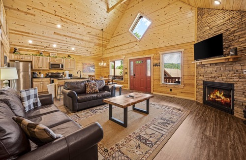 Pittman Center Cabin | Big Savings! Updated Cabin with Screened Hot Tub