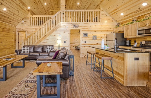 Pittman Center Cabin | Big Savings! Updated Cabin with Screened Hot Tub