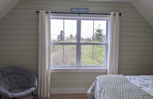 Lakeside Cottage | Big Sea Beach House.. 3 bedroom cottage in an oceanside subdivision