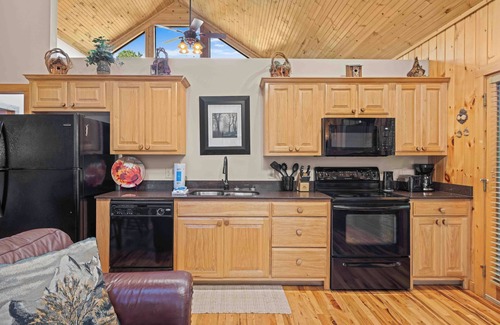 Helen Cabin | Big Sky - A Couple's Luxury Cabin with Spectacular Views of Yonah Mountain