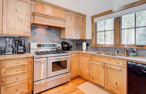 Spanish Peaks House | Big Sky Mountain Retreat | Ski-in/Ski-out | Private Hot Tub | NEW LISTING!