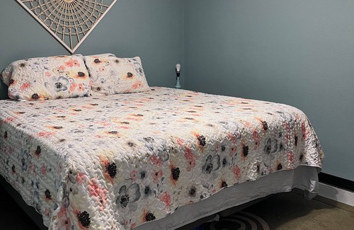 Brenham Cabin | Big spacious area to make some new sweet memories