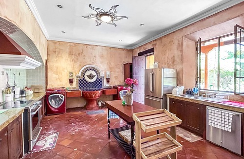 Ciudad Vieja House | Big Stylish House W/jacuzzi & Lounge Pool