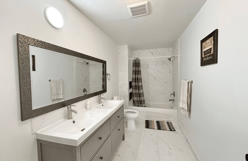 Port Colborne Apartment | BIG Vacation Home Near the Beaches-house 10 guests