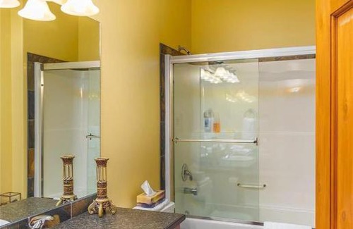 Big White Ski Resort Apartment | Big White 2 Bdrm 2 Bath, 12' vaulted ceilings, 70 inch TV, Hot Tub