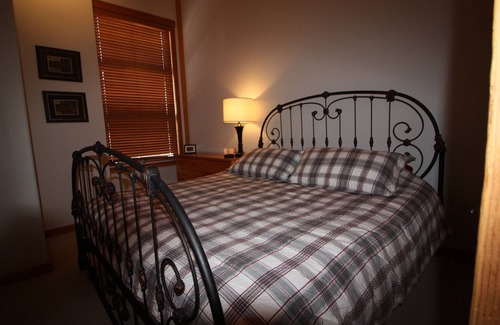 Snow Pine Estates Ski Chalet | Big White Snow Pines Chalet - Pet Friendly Sleeps up to 10, Private Hot Tub!!!