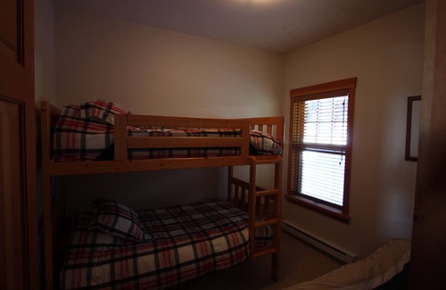 Snow Pine Estates Ski Chalet | Big White Snow Pines Chalet - Pet Friendly Sleeps up to 10, Private Hot Tub!!!