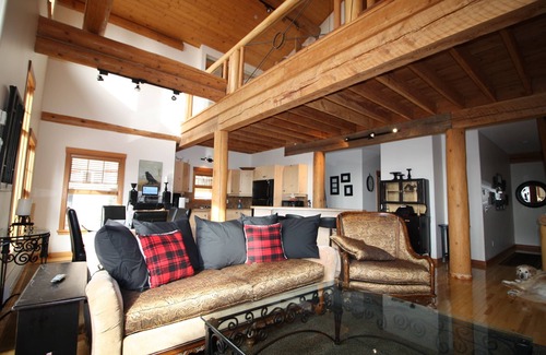 Snow Pine Estates Ski Chalet | Big White Snow Pines Chalet - Pet Friendly Sleeps up to 10, Private Hot Tub!!!