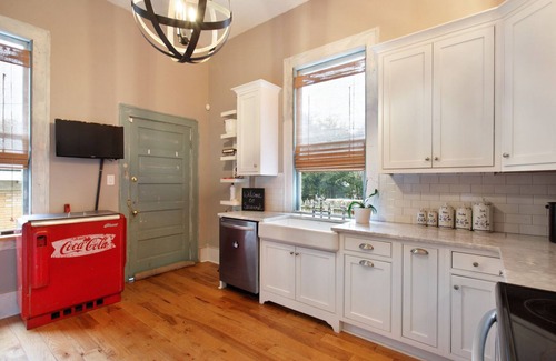 Dixon Park House | Big Yellow Brick House - Victorian District