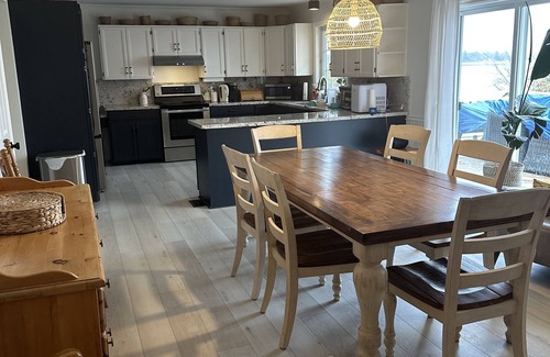 Cumberland Beach House | Big Yellow House on Lake Couchiching in S. Muskoka & Orillia