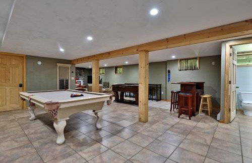 Killington Ski Chalet | Bigelow Chalet at Killington: 8BR/4.5 BA Pet Friendly Home w/Hot Tub, Fireplace, Walk to Shuttle