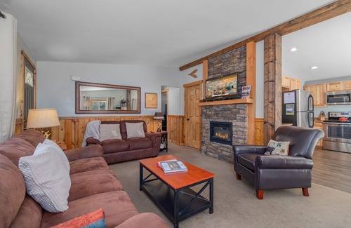 Ardenvoir Cabin | Bigfoot Base Camp-12% off last minute, Hot Tub