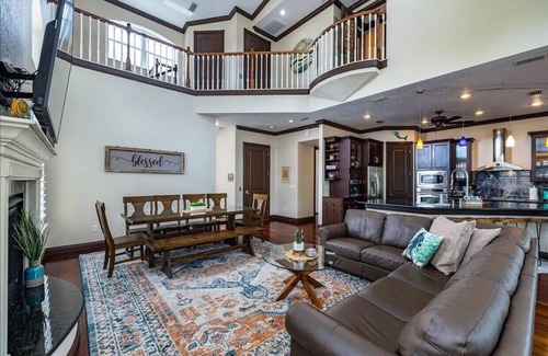 Weeki Wachee Gardens House | Bigfoot Bungalow -Enjoy being directly on the clear waters of Weeki Wachee River