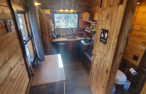 Cheney Cabin | Bigfoot Bungalow themed tiny home cabin! In the woods, 15 min from airport