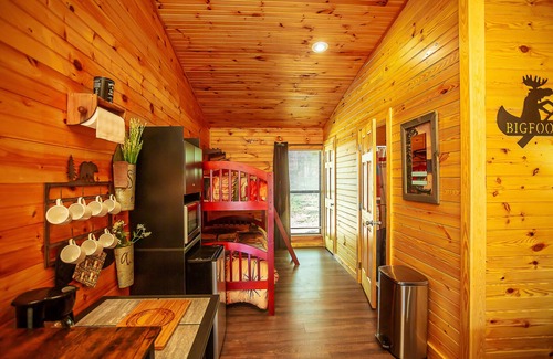 Benton Cabin | Bigfoot Lodge Room Two