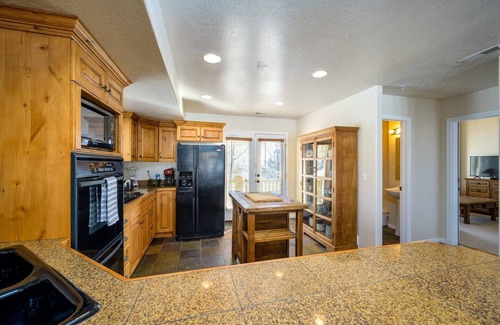 Eden Condo | Bigfoot's Alpine Retreat MH710| Pool |Sauna | Gym