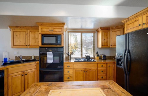 Eden Condo | Bigfoot's Alpine Retreat MH710| Pool |Sauna | Gym