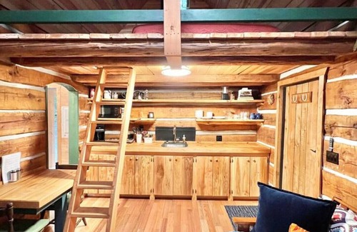 Regional District of Nanaimo Cabin | Bigfoot’s Bungalow | Fire Pit-Woodstove-Large Deck