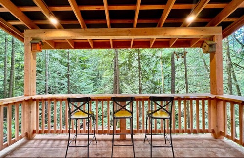 Regional District of Nanaimo Cabin | Bigfoot’s Bungalow | Fire Pit-Woodstove-Large Deck