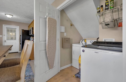 Oak Grove House | Bigger and Better BNB Mid-Term Stay with King Bed