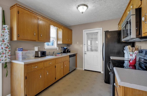 Oak Grove House | Bigger and Better BNB Mid-Term Stay with King Bed