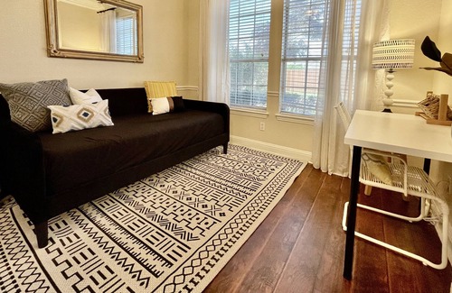 Garland House | BIGgroup, King Beds, BoardGames, 3 Mins to Mall, Natatorium, Near Highways